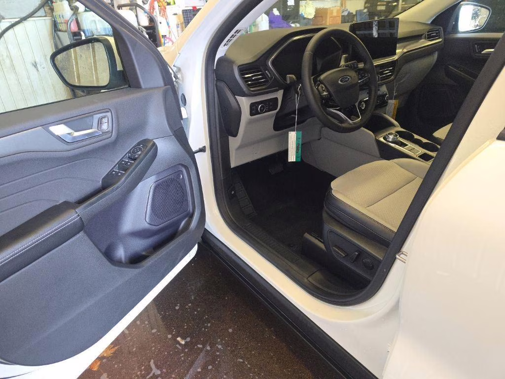 2024 Star White Metallic Tri-Coat Ford Escape FWD FWD Crossover