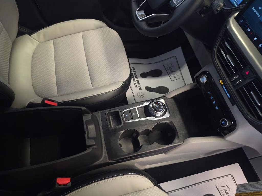 2024 Star White Metallic Tri-Coat Ford Escape FWD FWD Crossover