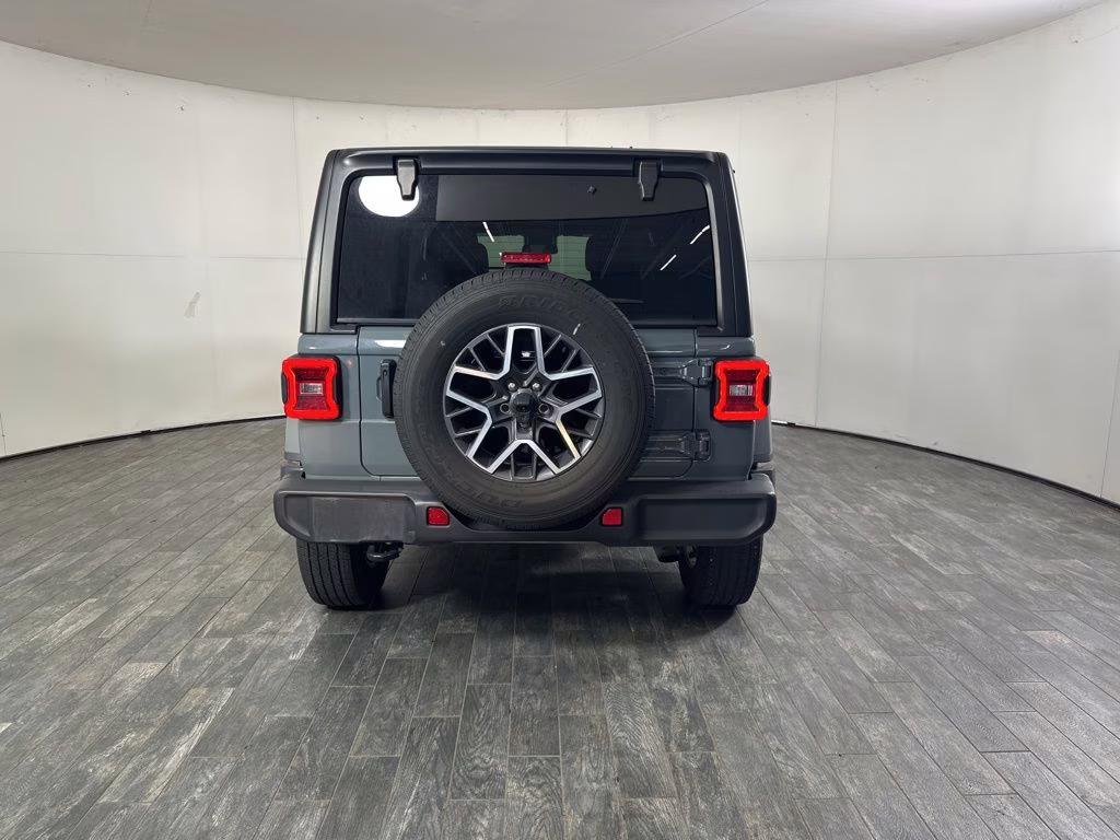 2024 Granite Crystal Metallic Clearcoat Jeep Wrangler Sahara 4X4 SUV