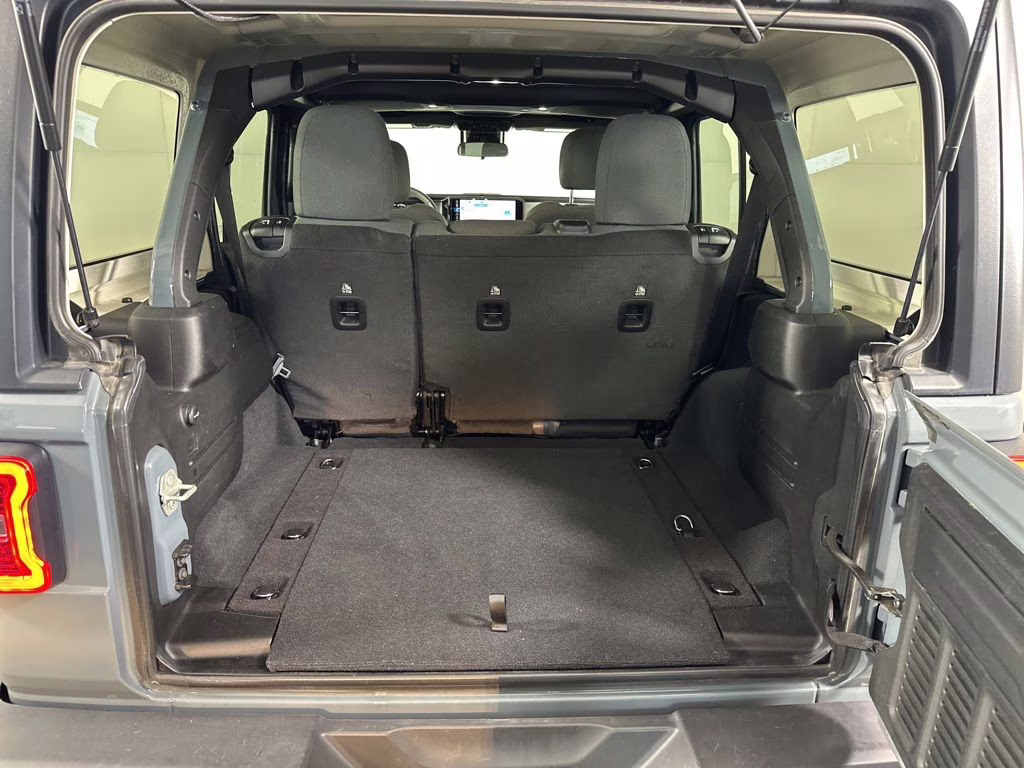 2024 Granite Crystal Metallic Clearcoat Jeep Wrangler Sahara 4X4 SUV