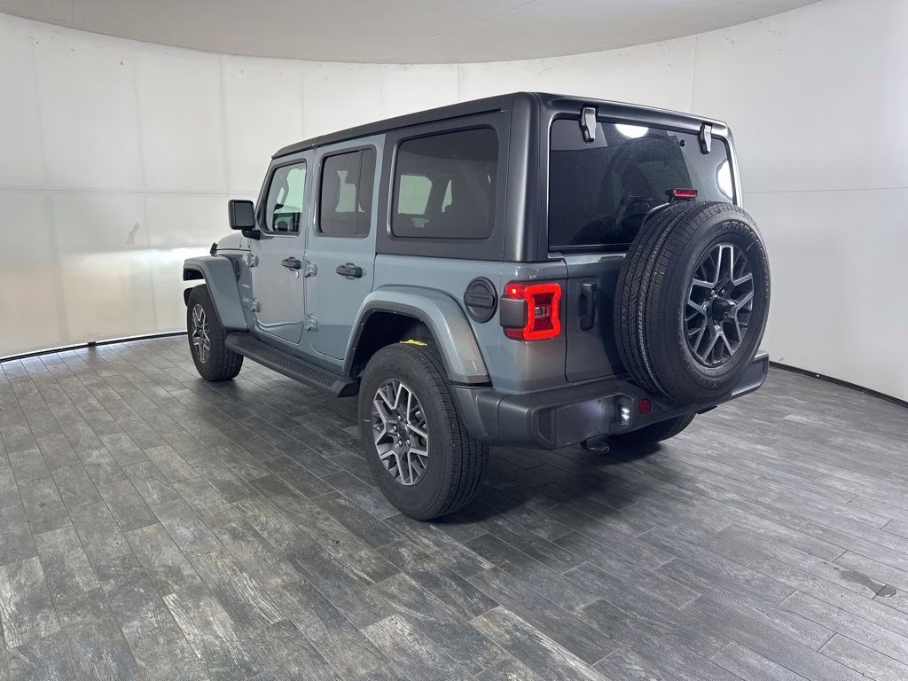 2024 Granite Crystal Metallic Clearcoat Jeep Wrangler Sahara 4X4 SUV