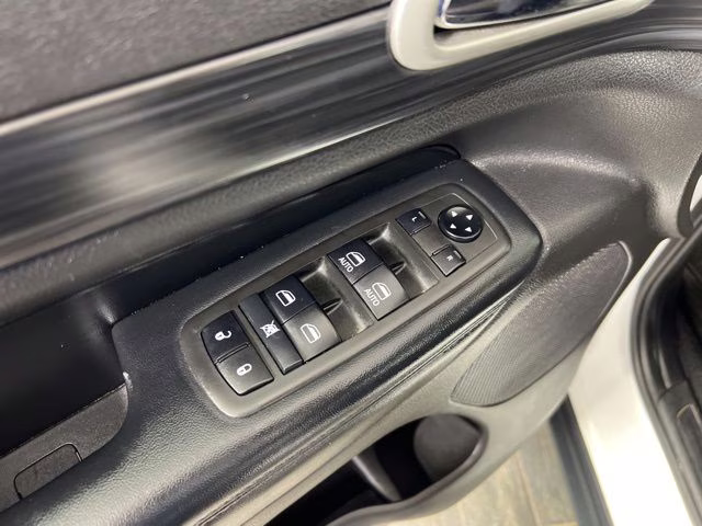2021 Bright White Clearcoat Jeep Grand Cherokee Laredo X 4X4 SUV