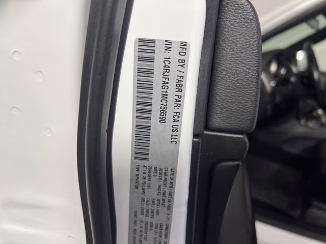 2021 Bright White Clearcoat Jeep Grand Cherokee Laredo X 4X4 SUV