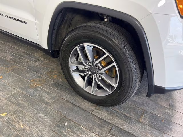 2021 Bright White Clearcoat Jeep Grand Cherokee Laredo X 4X4 SUV