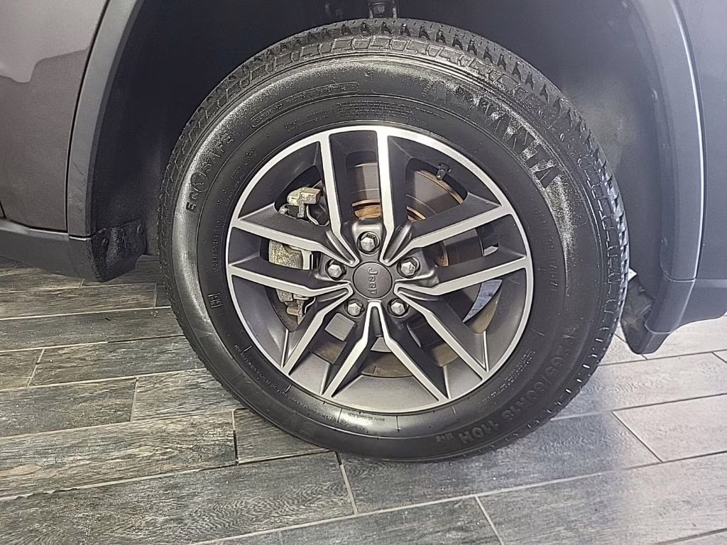 2021 Granite Crystal Metallic Clearcoat Jeep Grand Cherokee Laredo E 4X4 SUV
