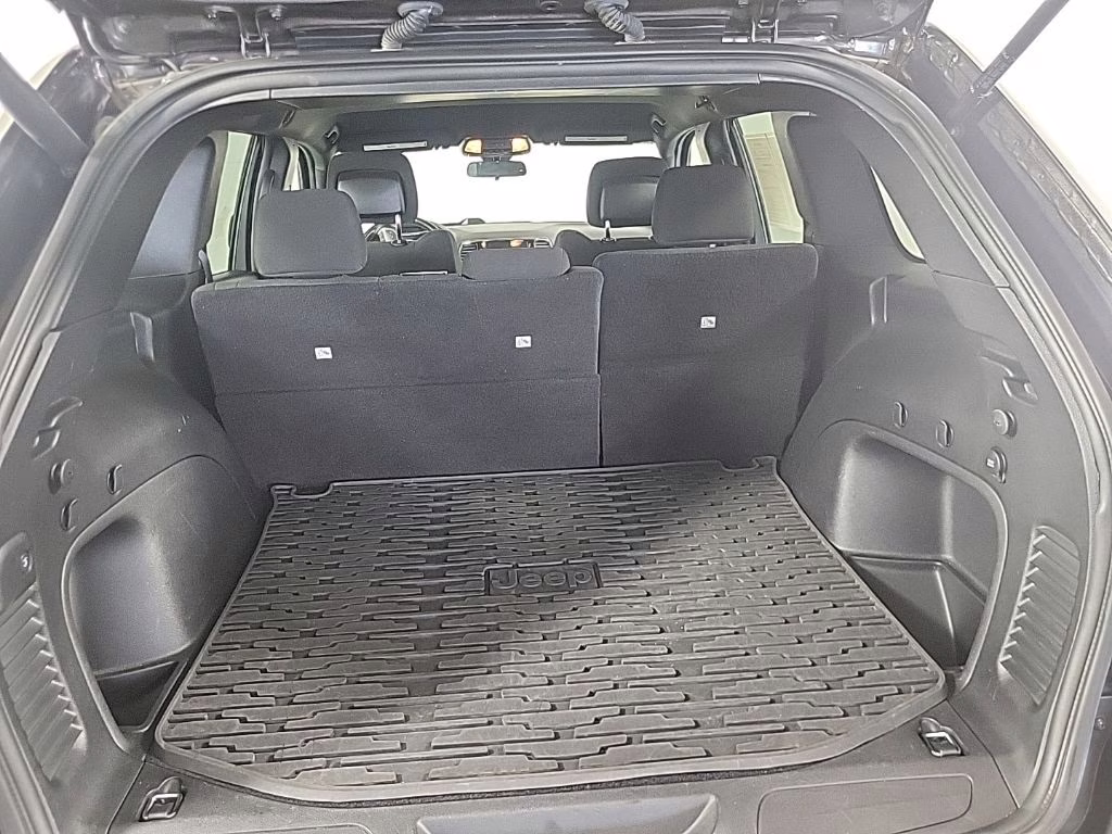 2021 Granite Crystal Metallic Clearcoat Jeep Grand Cherokee Laredo E 4X4 SUV