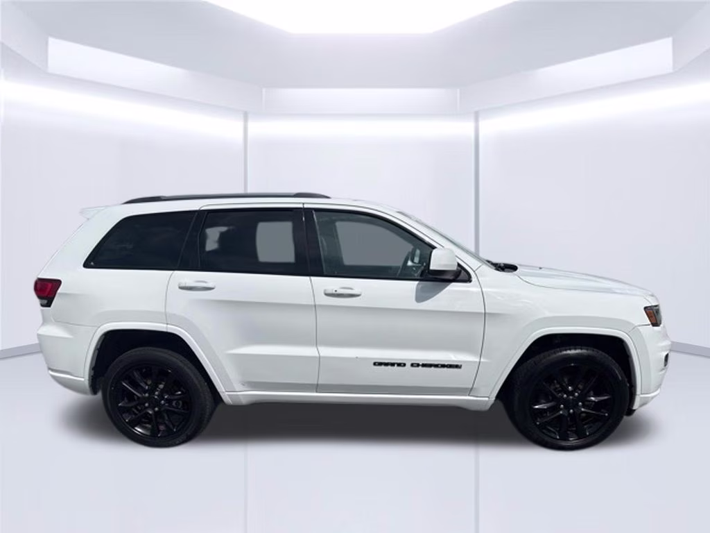 2021 Bright White Clearcoat Jeep Grand Cherokee Laredo E 4X4 SUV