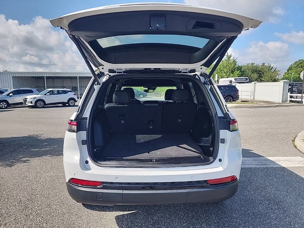 2023 Bright White Clearcoat Jeep Grand Cherokee Altitude X 4X4 SUV