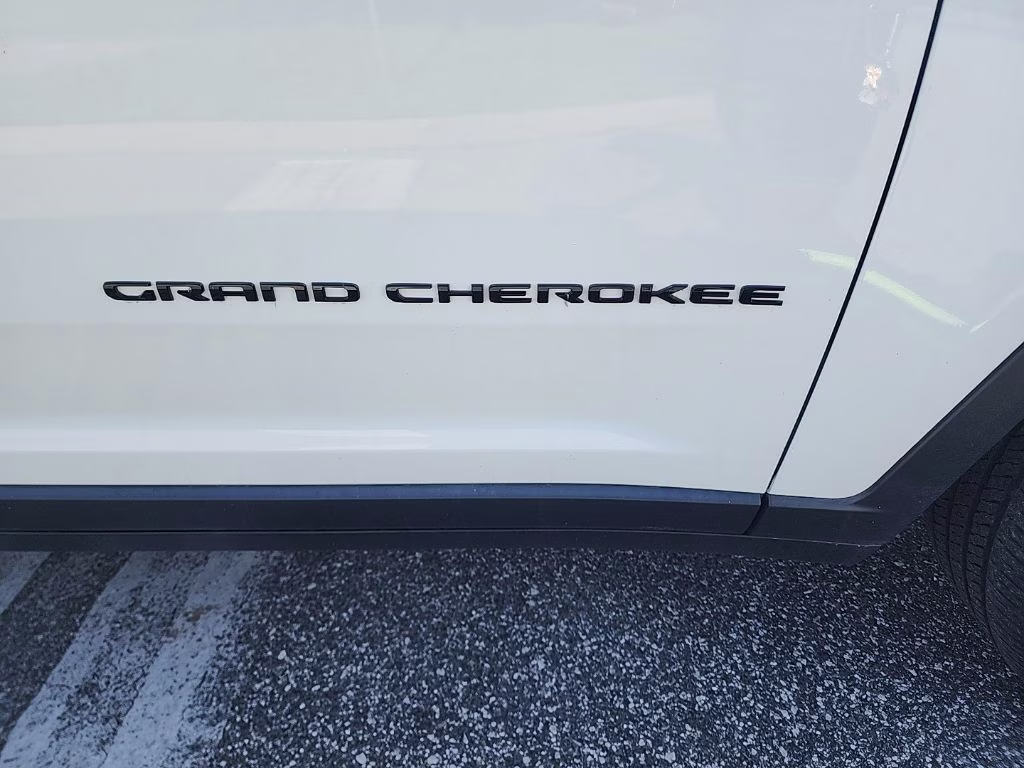 2023 Bright White Clearcoat Jeep Grand Cherokee Altitude X 4X4 SUV