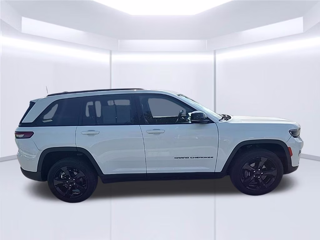 2023 Bright White Clearcoat Jeep Grand Cherokee Altitude X 4X4 SUV