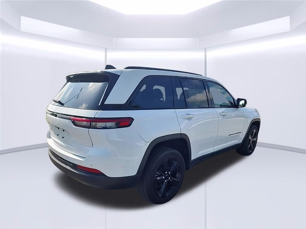 2023 Bright White Clearcoat Jeep Grand Cherokee Altitude X 4X4 SUV