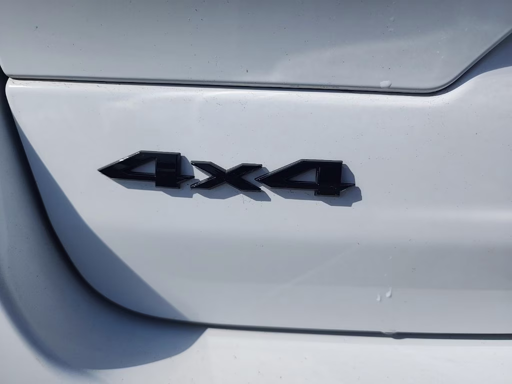 2023 Bright White Clearcoat Jeep Grand Cherokee Altitude X 4X4 SUV