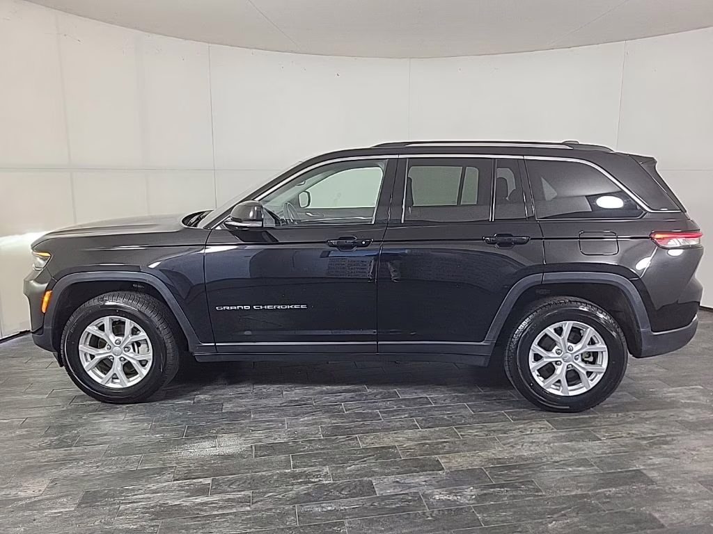 2023 Diamond Black Crystal Pearlcoat Jeep Grand Cherokee Limited 4X4 SUV