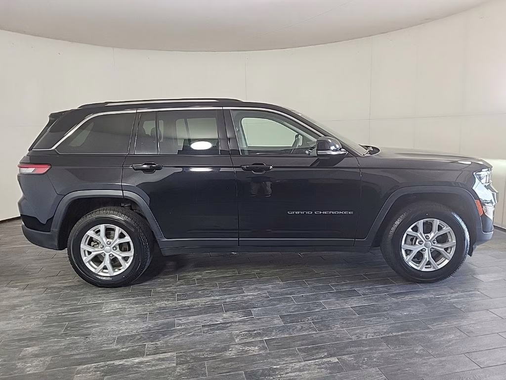 2023 Diamond Black Crystal Pearlcoat Jeep Grand Cherokee Limited 4X4 SUV
