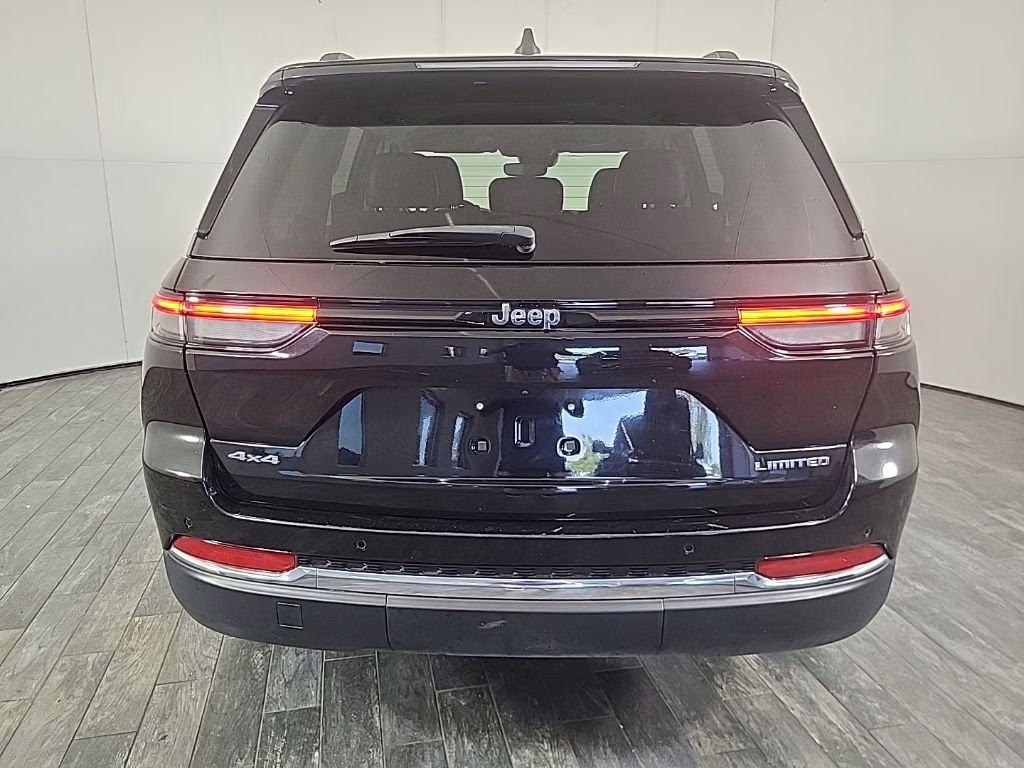 2023 Diamond Black Crystal Pearlcoat Jeep Grand Cherokee Limited 4X4 SUV