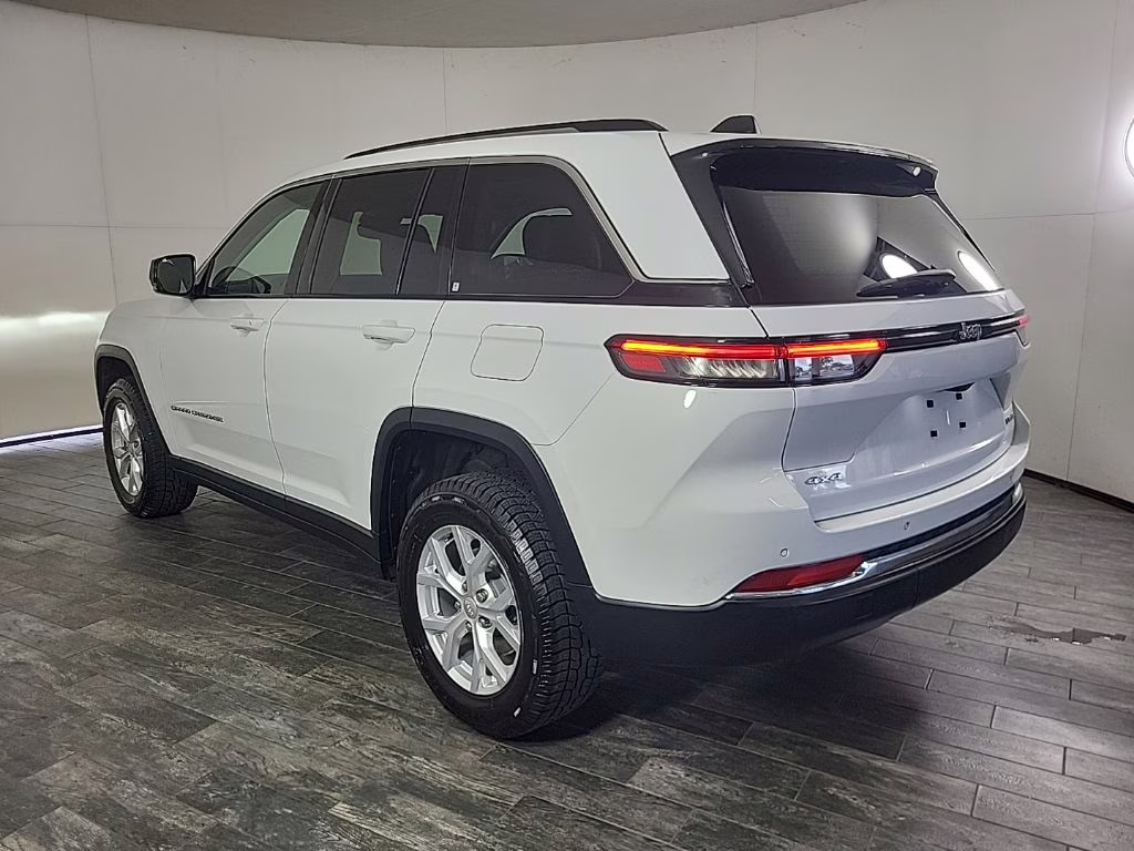 2023 Bright White Clearcoat Jeep Grand Cherokee Limited 4X4 SUV