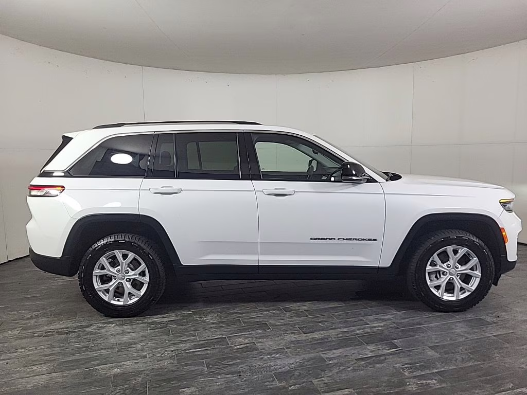 2023 Bright White Clearcoat Jeep Grand Cherokee Limited 4X4 SUV