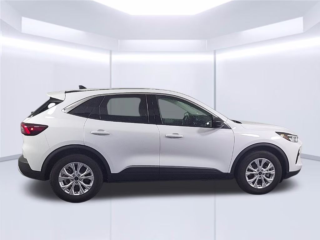 2024 Oxford White Ford Escape Active FWD SUV