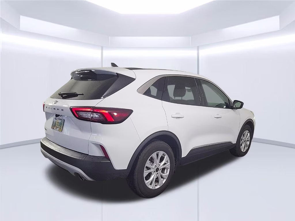 2024 Oxford White Ford Escape Active FWD SUV
