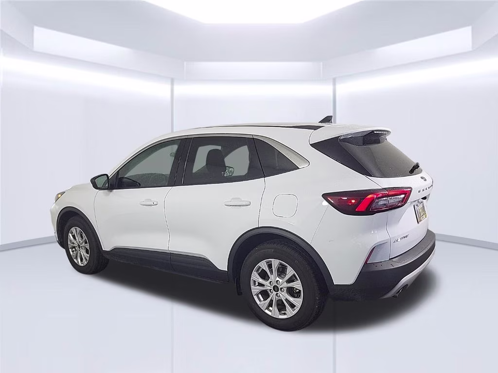 2024 Oxford White Ford Escape Active FWD SUV