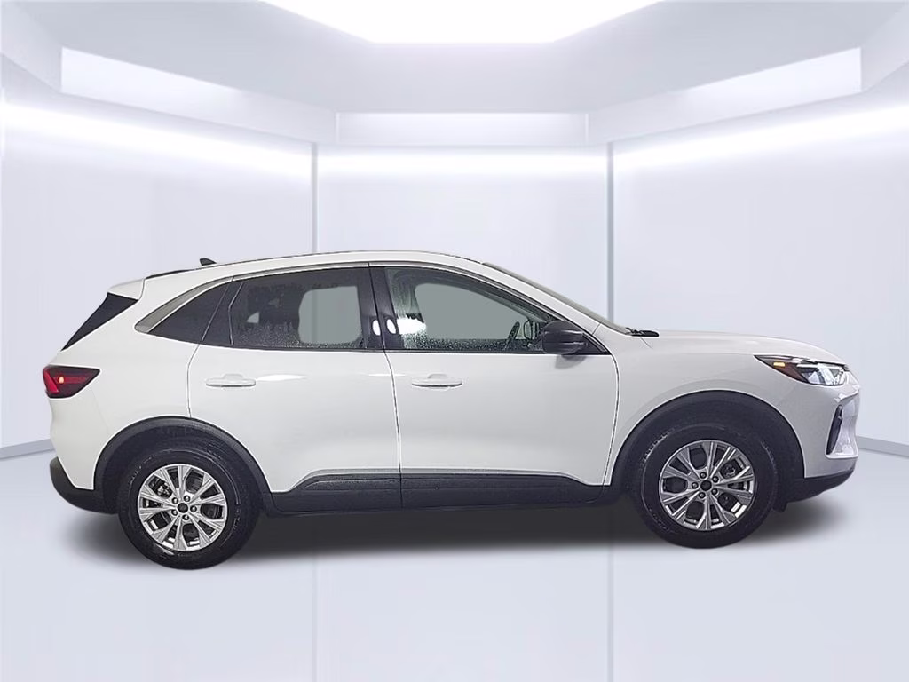 2024 Oxford White Ford Escape Active FWD SUV