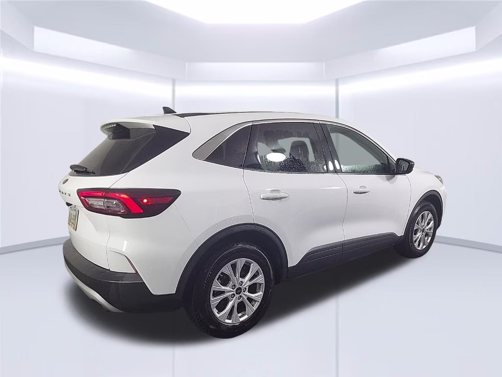 2024 Oxford White Ford Escape Active FWD SUV