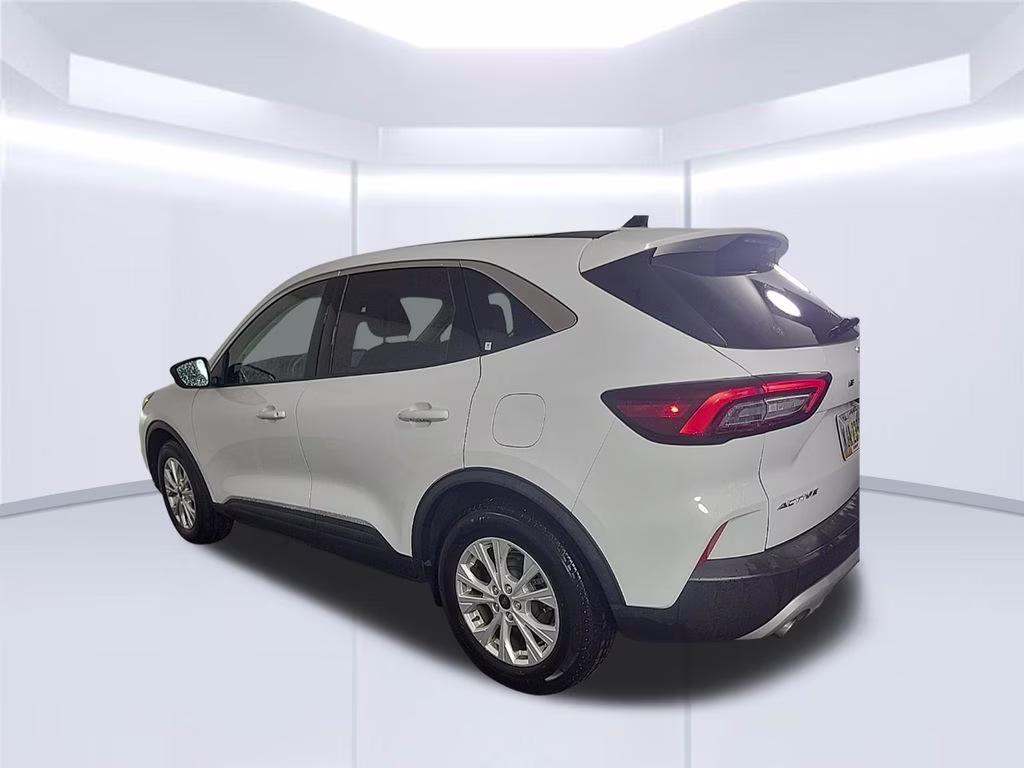 2024 Oxford White Ford Escape Active FWD SUV