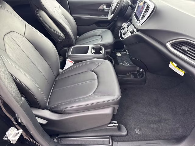 2026 Diamond Black Crystal Pearlcoat Chrysler Voyager LX FWD Van