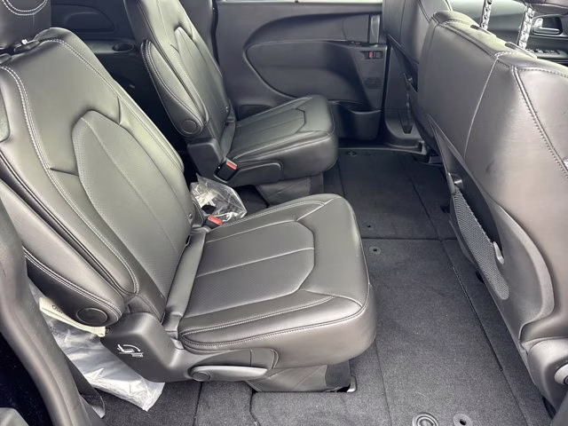 2026 Diamond Black Crystal Pearlcoat Chrysler Voyager LX FWD Van