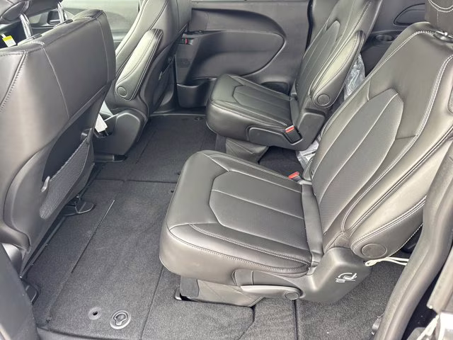 2026 Diamond Black Crystal Pearlcoat Chrysler Voyager LX FWD Van