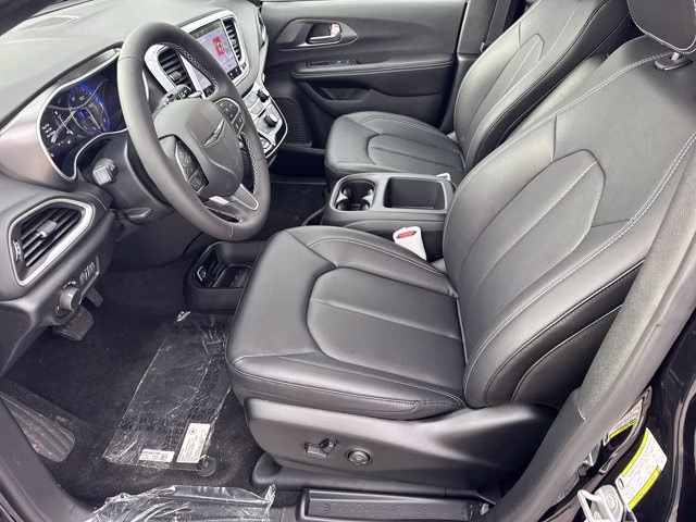 2026 Diamond Black Crystal Pearlcoat Chrysler Voyager LX FWD Van