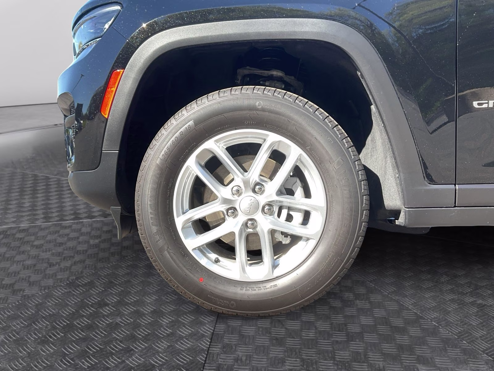 2025 Diamond Black Crystal Pearlcoat Jeep Grand Cherokee Laredo X 4X4 SUV