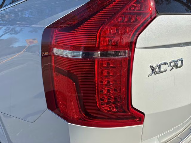 2025 Crystal White Volvo XC90 Plug-In Hybrid T8 Ultra 7-Seater AWD SUV