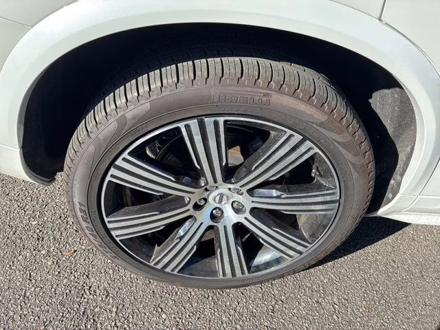 2025 Crystal White Volvo XC90 Plug-In Hybrid T8 Ultra 7-Seater AWD SUV