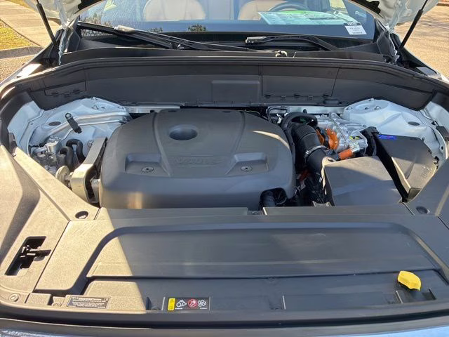 2025 Crystal White Volvo XC90 Plug-In Hybrid T8 Ultra 7-Seater AWD SUV
