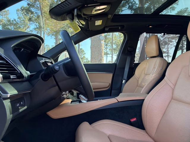 2025 Crystal White Volvo XC90 Plug-In Hybrid T8 Ultra 7-Seater AWD SUV