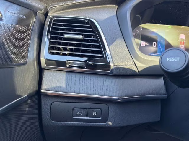 2025 Crystal White Volvo XC90 Plug-In Hybrid T8 Ultra 7-Seater AWD SUV