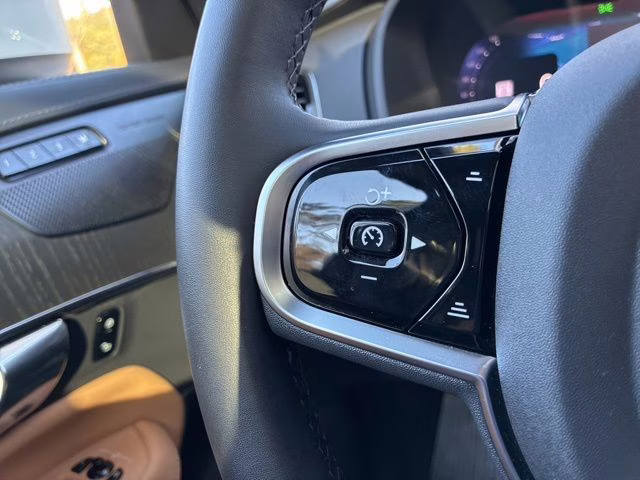 2025 Crystal White Volvo XC90 Plug-In Hybrid T8 Ultra 7-Seater AWD SUV