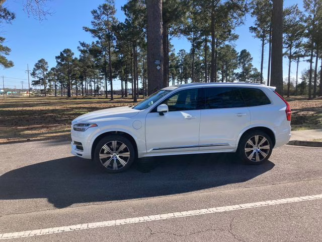 2025 Crystal White Volvo XC90 Plug-In Hybrid T8 Core 7-Seater AWD SUV