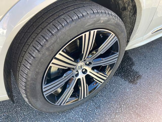 2025 Crystal White Volvo XC90 Plug-In Hybrid T8 Core 7-Seater AWD SUV