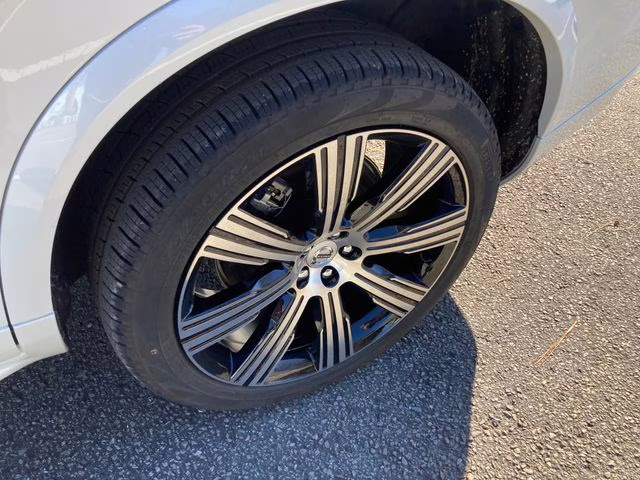 2025 Crystal White Volvo XC90 Plug-In Hybrid T8 Core 7-Seater AWD SUV