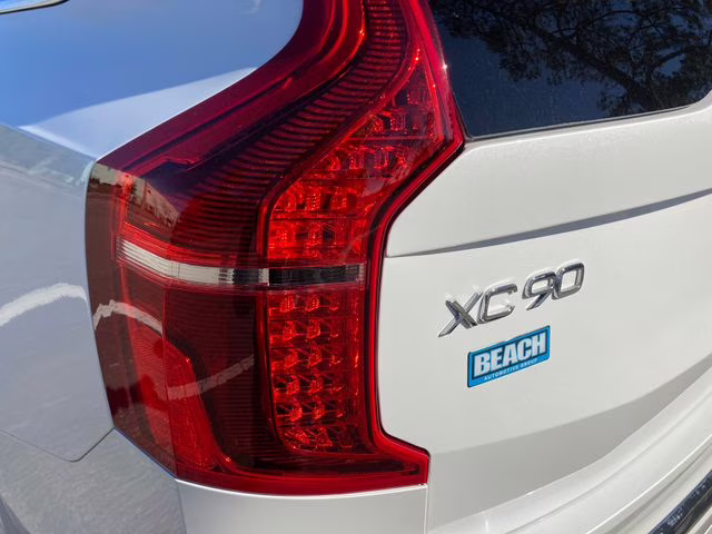 2025 Crystal White Volvo XC90 Plug-In Hybrid T8 Core 7-Seater AWD SUV