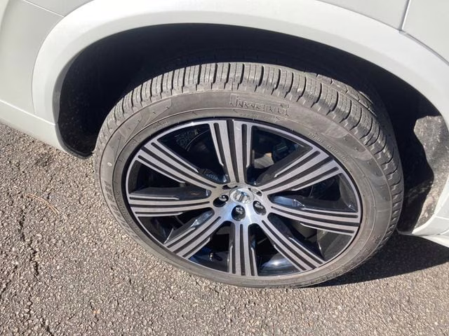 2025 Crystal White Volvo XC90 Plug-In Hybrid T8 Core 7-Seater AWD SUV