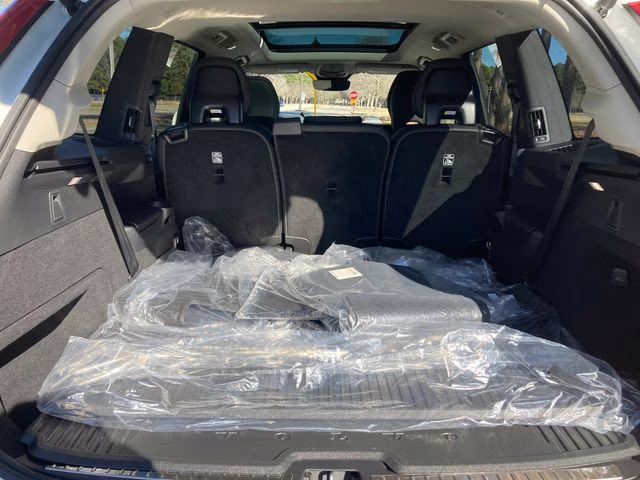 2025 Crystal White Volvo XC90 Plug-In Hybrid T8 Core 7-Seater AWD SUV