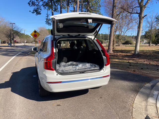 2025 Crystal White Volvo XC90 Plug-In Hybrid T8 Core 7-Seater AWD SUV