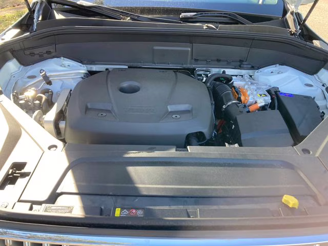 2025 Crystal White Volvo XC90 Plug-In Hybrid T8 Core 7-Seater AWD SUV
