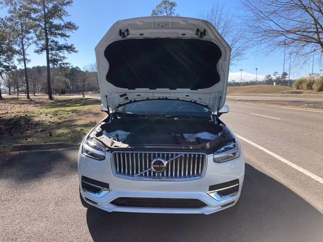 2025 Crystal White Volvo XC90 Plug-In Hybrid T8 Core 7-Seater AWD SUV