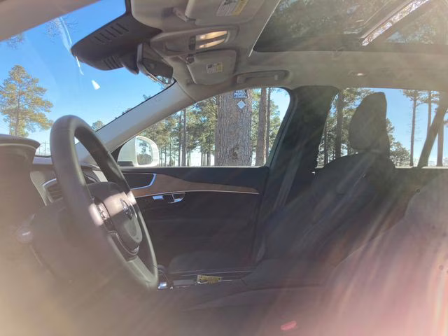 2025 Crystal White Volvo XC90 Plug-In Hybrid T8 Core 7-Seater AWD SUV