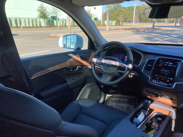 2025 Crystal White Volvo XC90 Plug-In Hybrid T8 Core 7-Seater AWD SUV