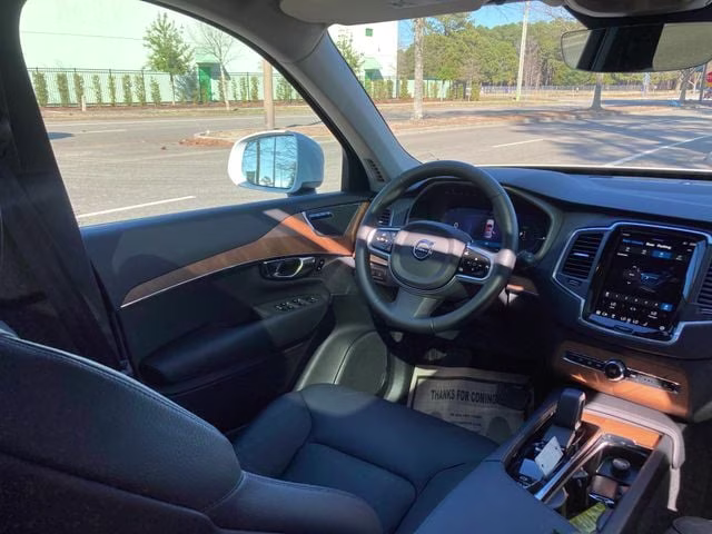 2025 Crystal White Volvo XC90 Plug-In Hybrid T8 Core 7-Seater AWD SUV